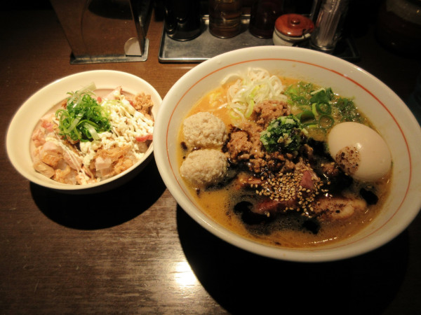 「味噌らあ麺（１０００円）特上盛４７０円＋肉マヨ丼３５０円」@麺や 虎徹の写真