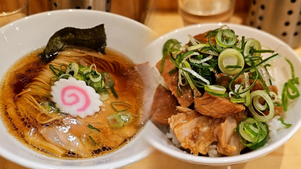 「醤油ラーメンとチャーシュー丼」@中華そば みつ葉の写真