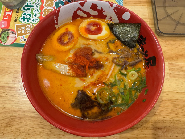 「煮卵赤辛牛白湯」@ラーメンまこと屋 ふじみ野店の写真