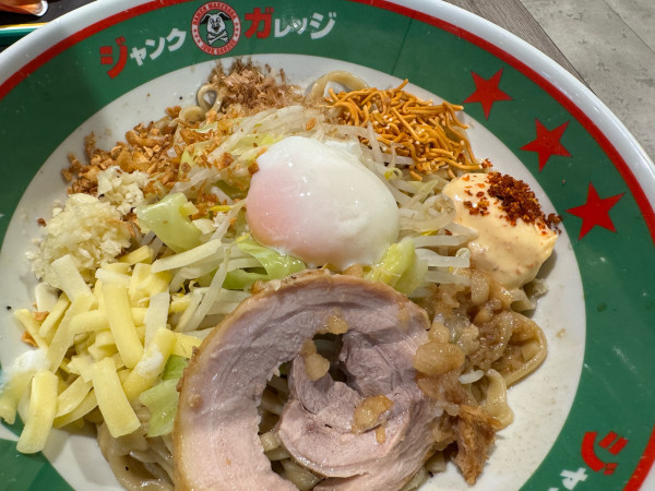 「まぜそば(玉子あり)」@ジャンクガレッジ イオンタウンふじみ野店の写真