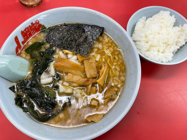 「プレミアム醤油とんこつラーメン　￥９５０」@ラーメン山岡家 愛知刈谷店の写真
