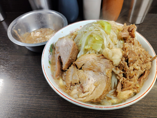 「ラーメン ９５０円　ほぐし豚 １００円　別皿アブラ ５０円」@ラーメン二郎 川越店の写真