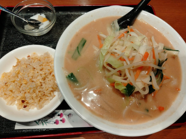 「味噌ラーメンと小チャーハン」@中国上海家庭料理 PANDAの写真