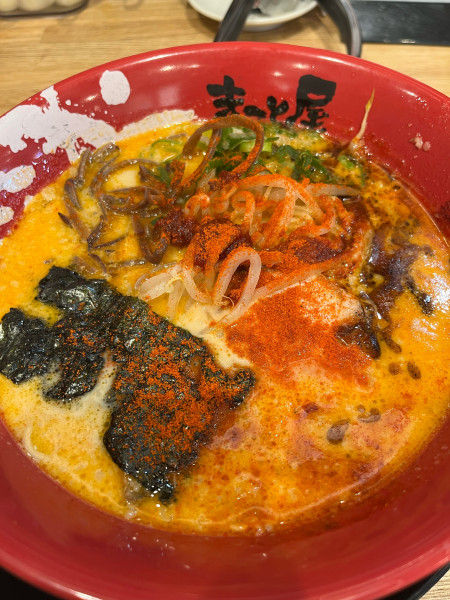 「赤辛牛白湯」@ラーメンまこと屋 松戸五香店の写真