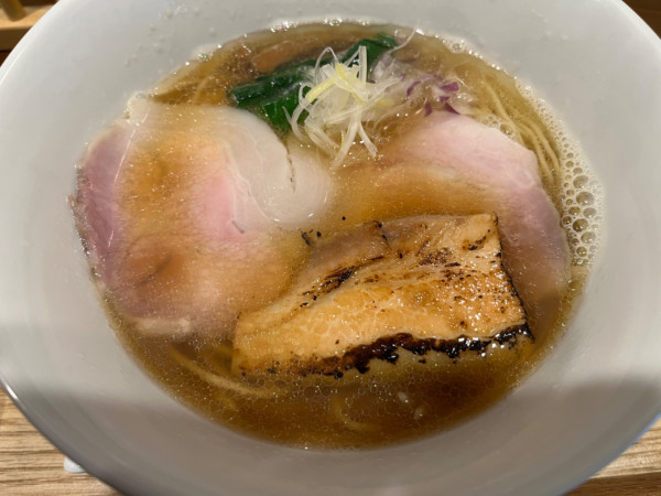 「煮干し醤油らぁ麺:900円」@らぁ麺すずむしの写真