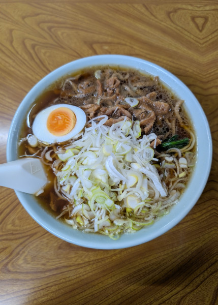 「ラーメン+モツ（とり皮）+ネギ」@さくらい食堂の写真