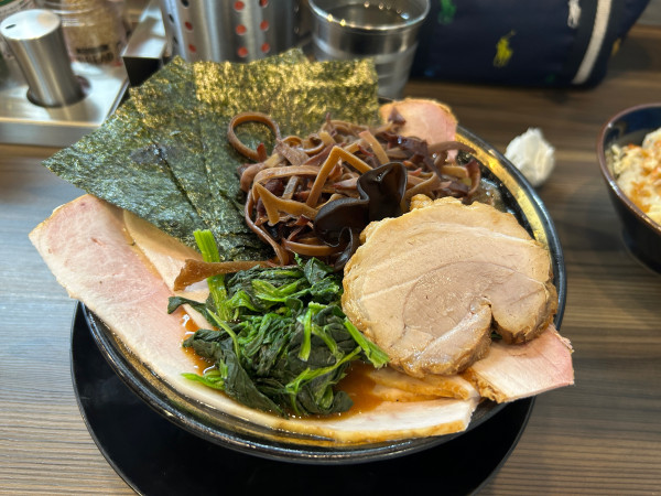 「チャーシューメン　チャーシュー2枚増し　バラ　キクラゲ　カタコイ」@家系ラーメン がくの写真