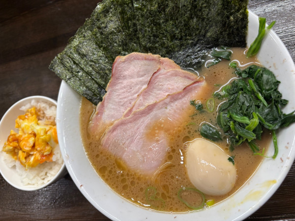 「ゆくるラーメン（並） ＋半玉子まぶし」@家系ラーメン ゆくる家の写真