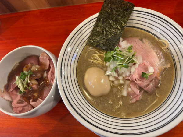 「味玉煮干醤油＋レアチャーごはん」@らーめん コットンポットの写真