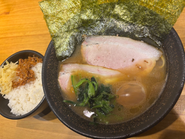 「豚骨醤油ラーメン＋燻製チャーシュー＋燻製味玉」@麺家 燻の写真