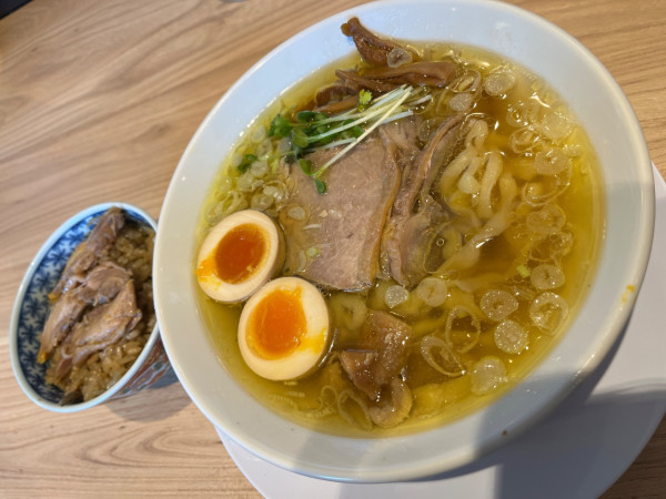 「中華そば　親鶏飯セット＋味玉」@手打 親鶏中華そば綾川 大成店の写真