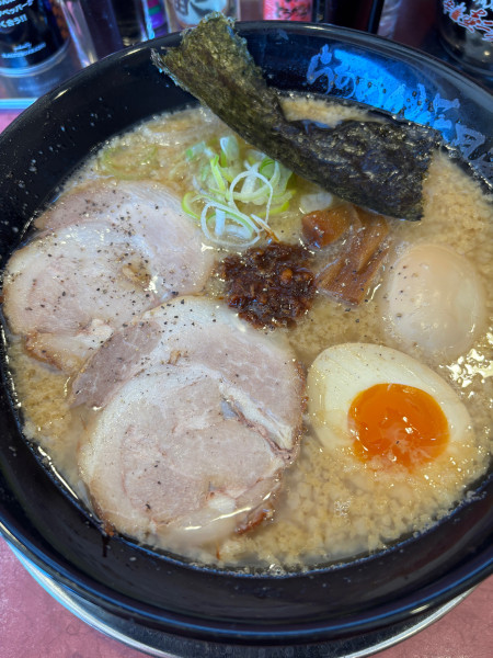 「嵐ゲンコツラーメン（醤油）➕麺固め➕背脂多め➕玉子（無料）」@らあめん花月嵐 浜野店の写真