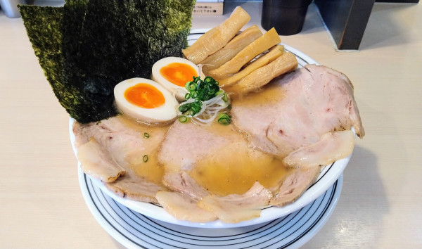 「超煮干らぁめん+全部のせ」@煮干しらぁめん 猫トラ亭の写真