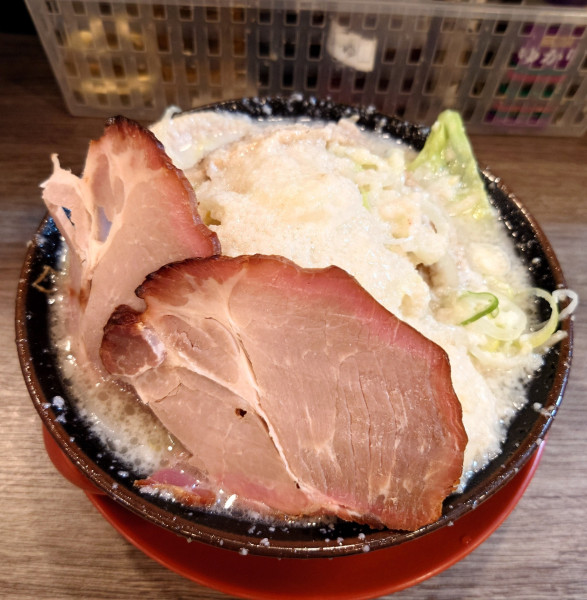 「背脂豚骨ラーメン+味玉、肩ロース、もやきゃべ(1500円)」@背脂らーめん 背脂チャチャチャの写真