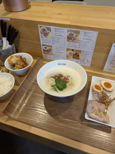 「白いラーメン味玉入りごはんカラアゲセット」@ハタイズムの写真