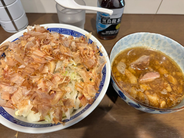 「つけ麺小谷スペシャル少なめあぶら玉ねぎ花かつおうずら」@ラーメン ゼンゼンの写真