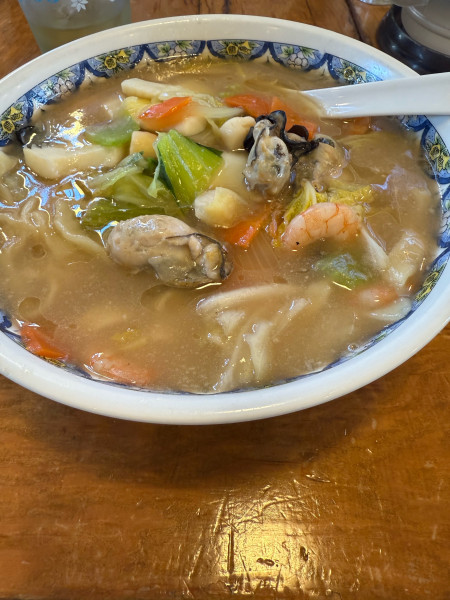 「煮込み海鮮ラーメンかきトッピング」@中国ラーメン 揚州商人 第二産業南中野店の写真