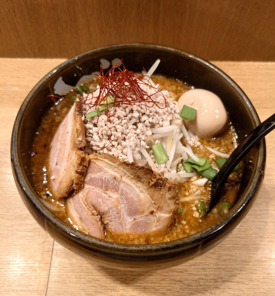 「特製みそカレーらーめん(半麺、1350円)」@らーめんダイニング ど・みそ 京橋本店の写真