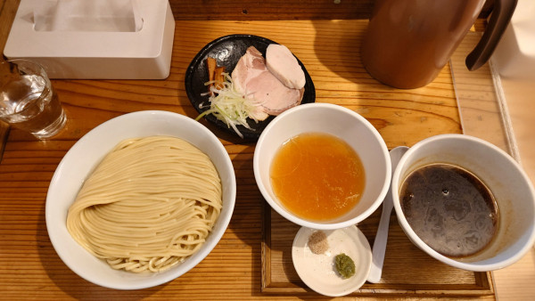 「つけ麺300g+麺増量200g＋藻塩・わさび」@麺屋鈴春の写真