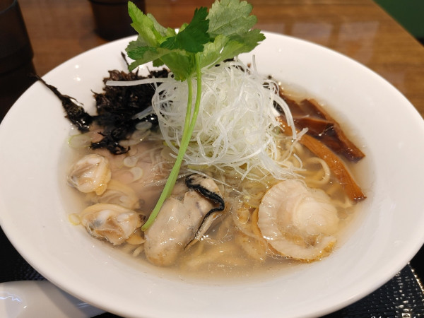 「貝と魚のあら炊き中華そば（900円）」@Fishmenの写真