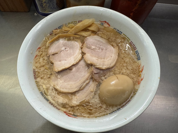「チャーシュー麺半熟煮卵トッピング」@ホープ軒 千駄ヶ谷本店の写真