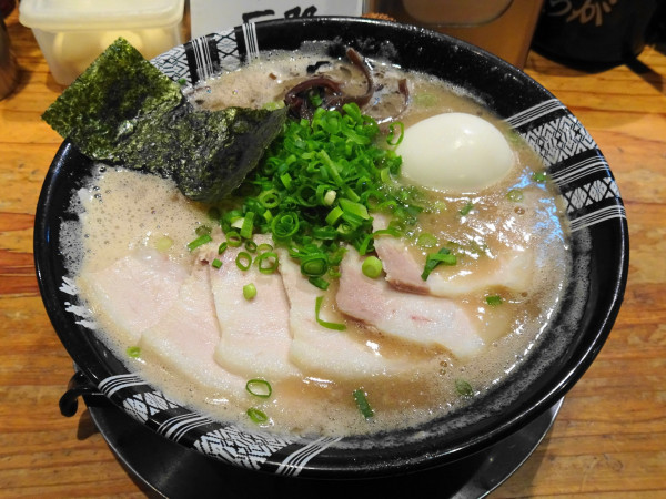 「味玉チャーシューメン（1,250円）＋餃子5ヶ＋替玉」@博多一双 祇園店の写真