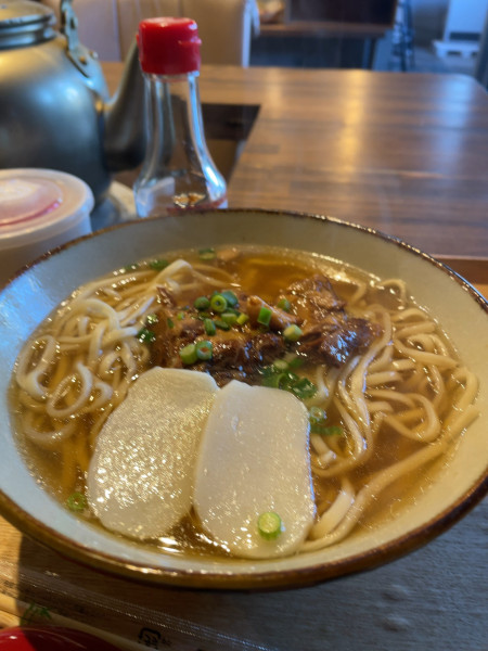 「ソーキそば：980円」@おむすびカフェの写真