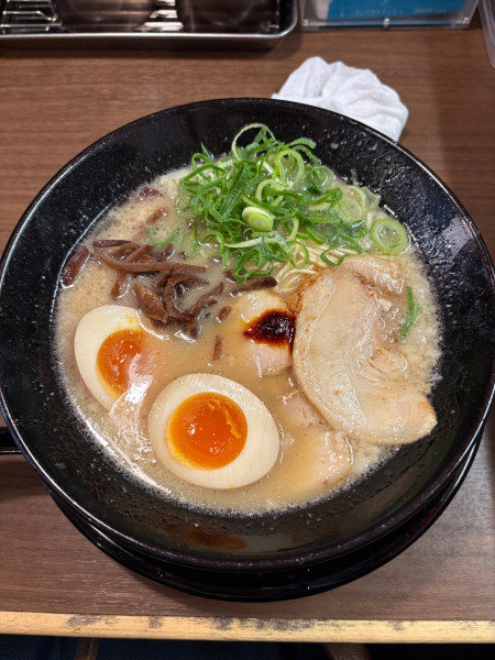 「味玉ラーメン」@釜炊きとんこつ 品川製麺所 新宿2丁目店の写真
