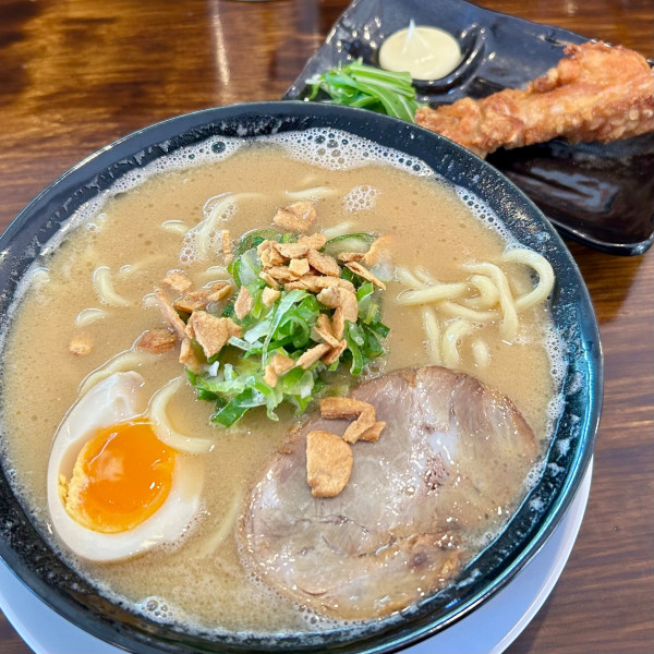 「豚骨味噌＋唐揚げ（開店サービス）」@ラーメン刻 大学前店の写真