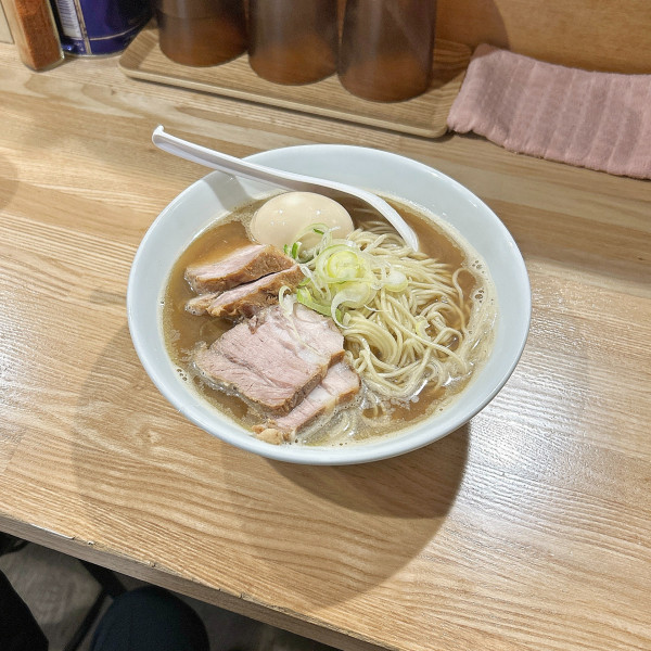 「肉そば（焼豚4枚）＋味玉」@自家製麺 伊藤 神田店の写真