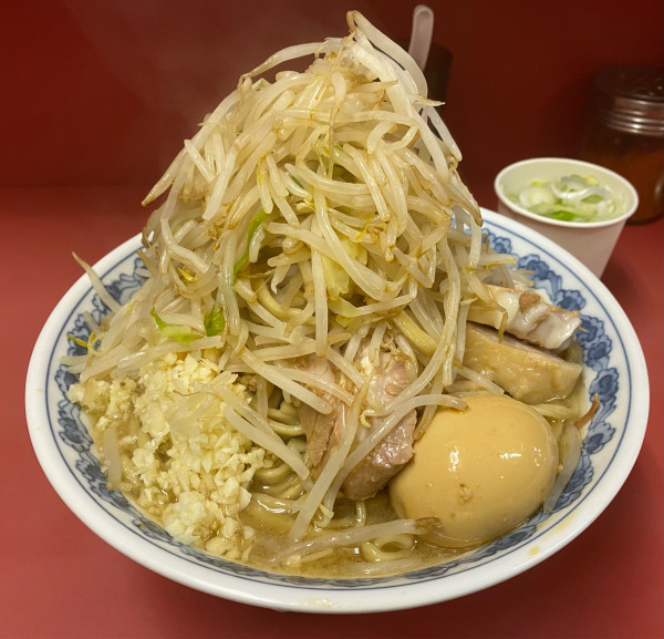 「大豚ラーメン  味つけタマゴ  長ネギ」@ラーメン二郎 ひばりヶ丘駅前店の写真