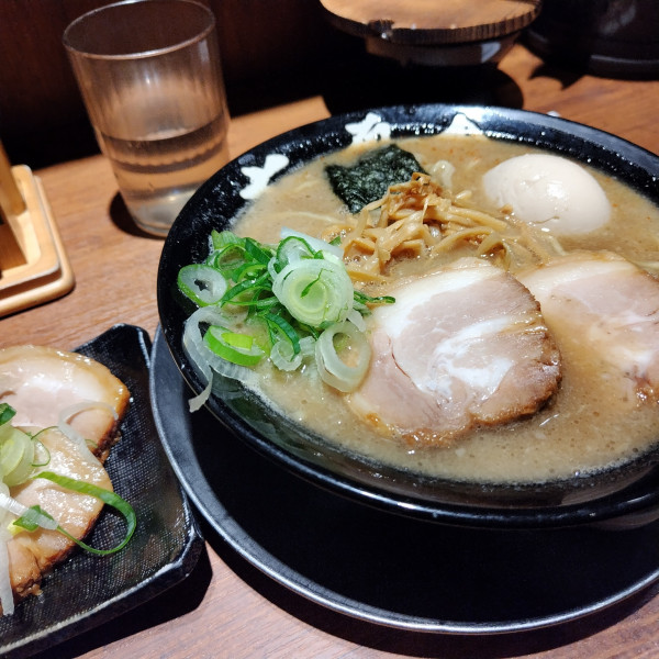 「特製中華そば+チャーシュー小1190円」@六厘舎 大崎店の写真