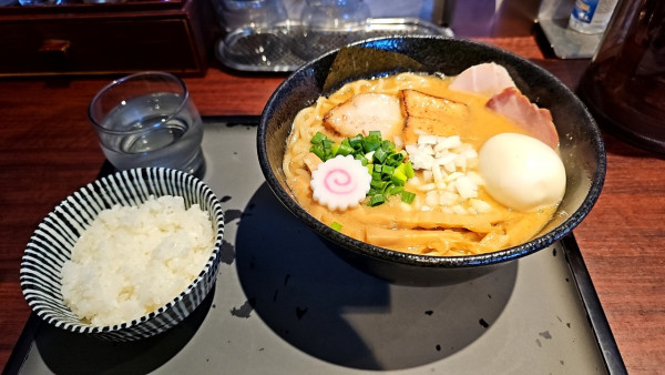 「特製濃厚中華そば大盛りと小ライス」@中華そば 輝羅の写真