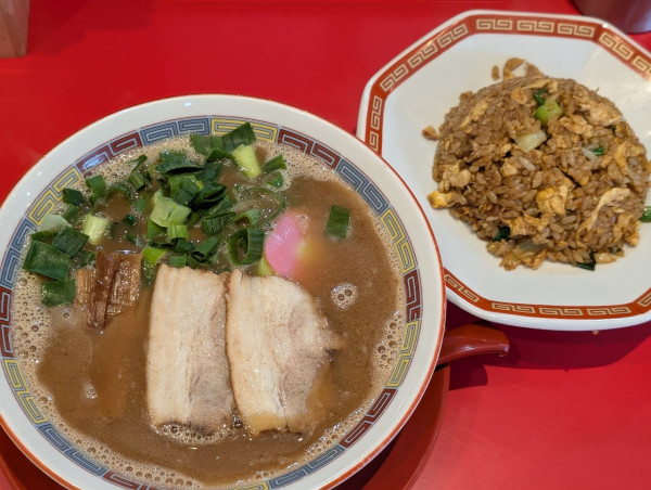 「半ちゃんセット濃厚豚骨と黒チャーハン」@和歌山ラーメン 丸味商店の写真