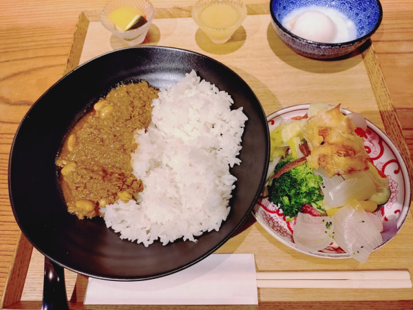 「（ランチ）鶏と大豆の八丁味噌カレー定食　１３００円」@梯子の写真