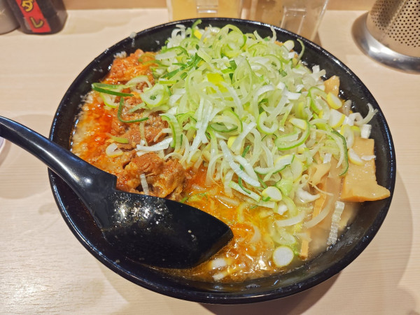 「辛ホルモン麺」@ギットリラーメン ブタザンマイの写真