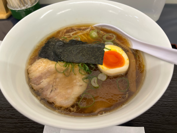 「醤油ラーメン」@支那そばや 本店の写真