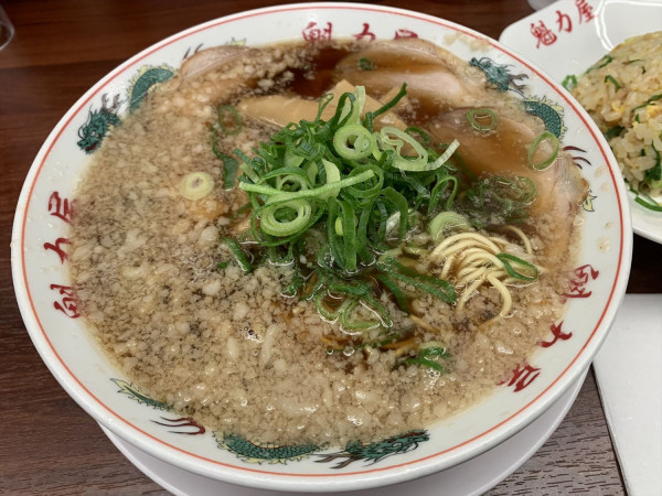 「特製醤油ラーメン（並）＋焼きめし小（焼きめし定食）」@ラーメン魁力屋 五反田店の写真