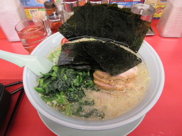 「塩チャーシューメン中盛（１１１０円）＋ほうれん草１４０円」@ラーメン山岡家 阿見店の写真
