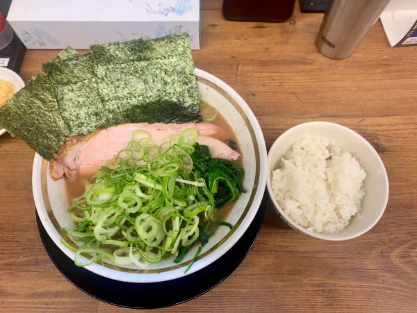 「ラーメン（並）900円・ライス150円・薬味ネギ」@との丸家 成東店の写真