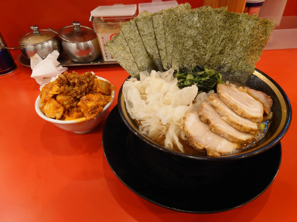 「ラーメン 白キクラゲ 煮豚 海苔 ライス✖️6 硬め濃いめ多」@横浜家系ラーメン 大輝家の写真