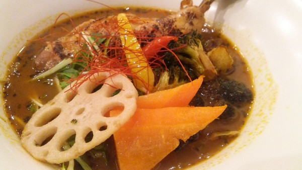 「やわらか煮込みチキンレッグ 1450円」@札幌スープカレー 絲 神保町店の写真