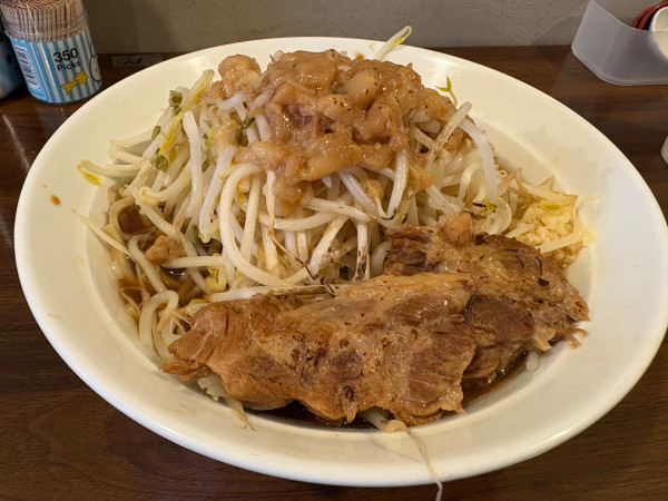 「ラーメン小(200g)900円(ニンニク、アブラ)」@めん屋 五坊の写真