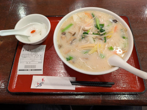 「野菜タン麺：価格表記は990円。会計は四捨五入の1,000円」@東方飯店の写真