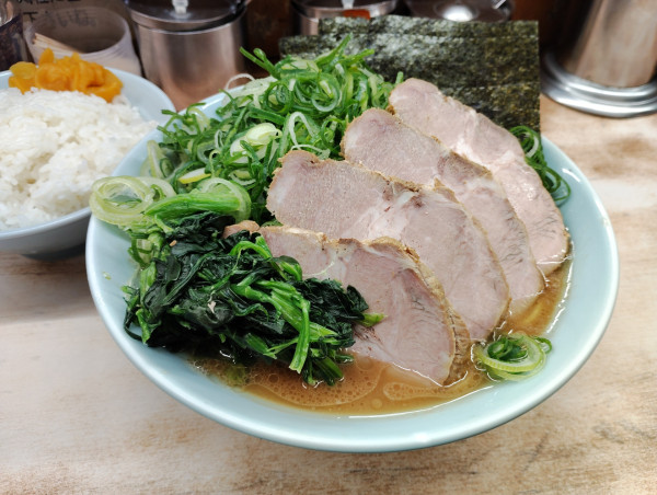 「九条ネギチャーシューメン 大 1350円」@横浜ラーメン 武蔵家 志木店の写真