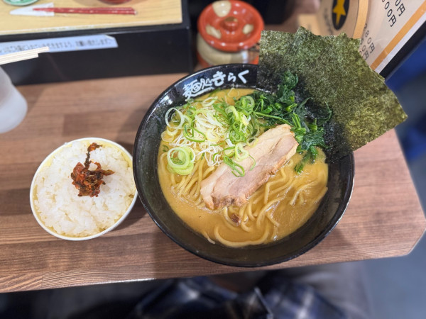 「しょうゆラーメン並.太麺 870円＋無料小ライス特価500円」@麺処きらくの写真
