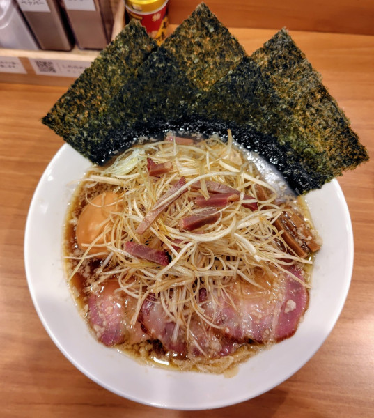 「全部のせ醤油らーめん 1450円 ネギ180円」@しののめヌードルの写真