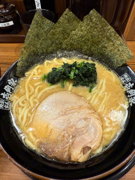 「家系ラーメン醤油並」@横浜家系ラーメン 壱角家 有楽町店の写真