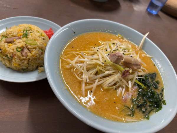 「赤味噌ネギラーメン＋半チャーハン」@NEWラーメンショップR4の写真