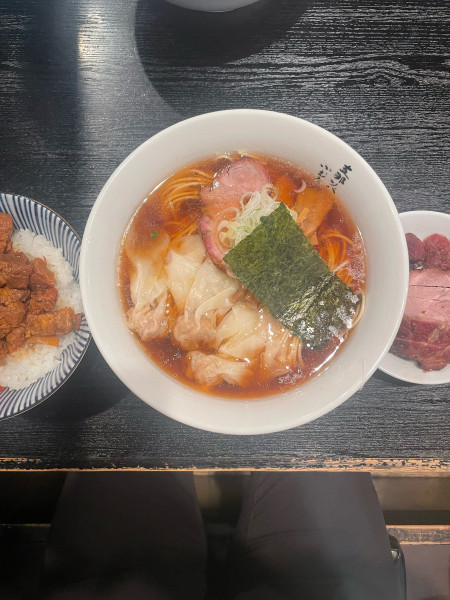 「ハーフワンタン醤油らーめん　肉煮込みごはん　刻みチャーシュー」@支那ソバ 小むろの写真